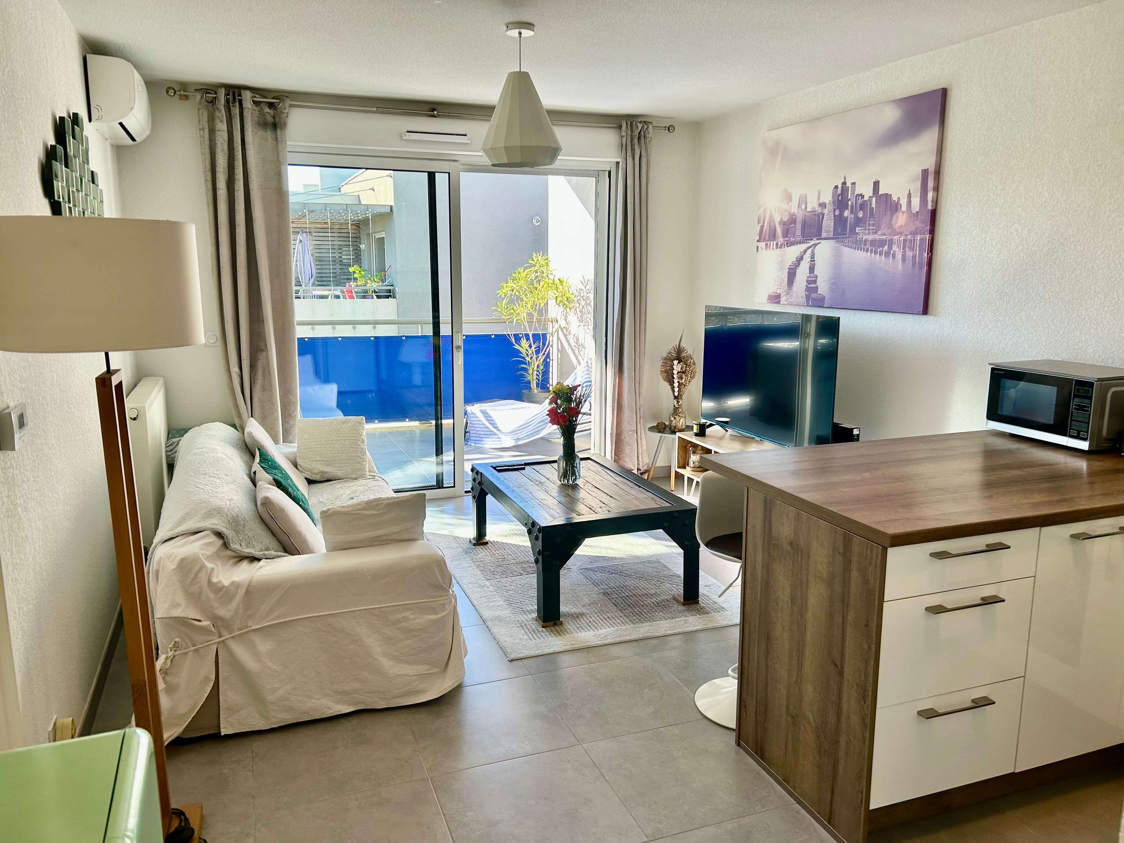 Salon avec terrasse en fond